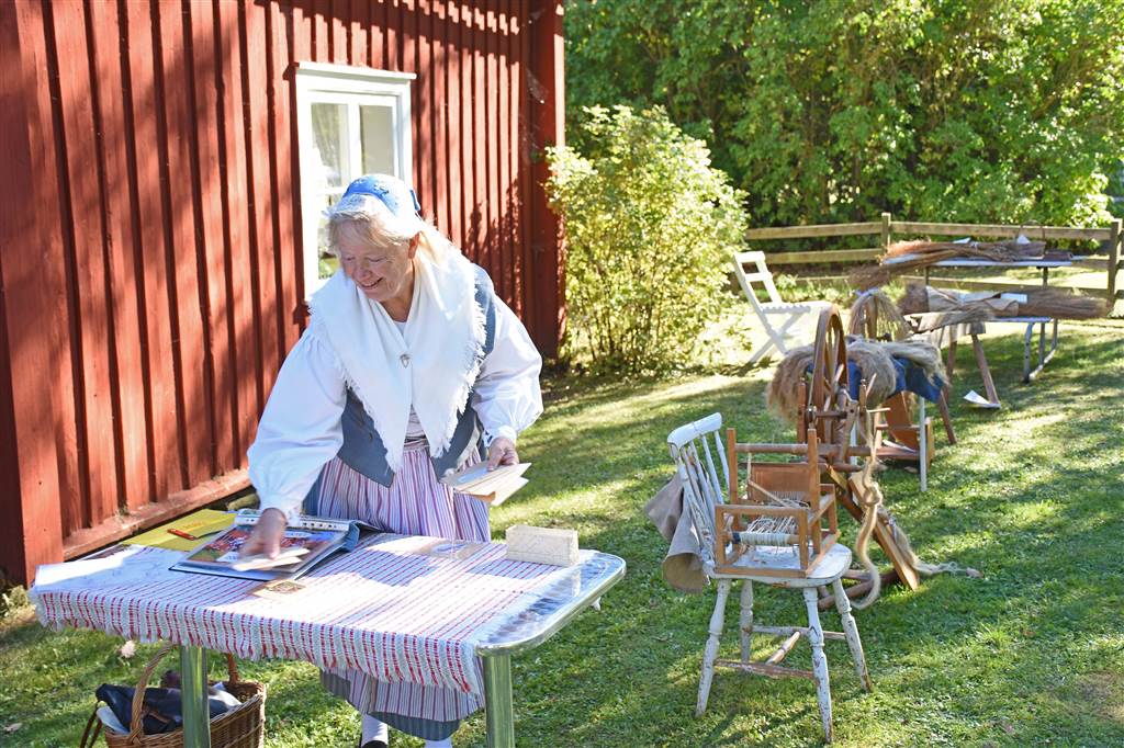 Skördehelg med Visingsödräkt och linbearbetning